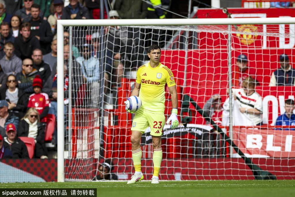 别猜了！大马丁情定曼联还是忠守维拉？妻子一语道破天机，红魔梦碎？